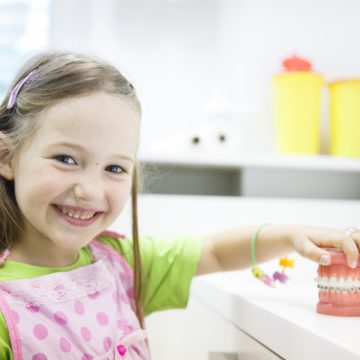 Los odontopediatras recomiendan la primera visita al dentista al cumplir el año