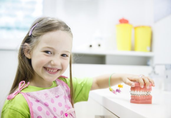 Los odontopediatras recomiendan la primera visita al dentista al cumplir el año