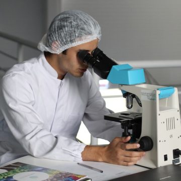scientist-2141259_960_720 Los españoles trabajan más de 11 millones de horas extras no retribuidas al mes