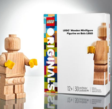 LEGO® HOMENAJEA SU HISTORIA LANZANDO LA SERIE ESPECIAL LEGO ORIGINALS™, CON UNA MINIFIGURA TALLADA EN MADERA