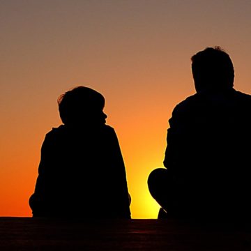 silhouette-1082129_1920 NI DEPORTISTAS NI FAMOSOS: PARA CUATRO DE CADA DIEZ NIÑOS SUS ÍDOLOS SON SUS PADRES