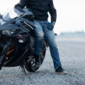 ¿CÓMO DEBEN EQUIPARSE LOS MOTORISTAS PARA CIRCULAR CON FUERTES LLUVIAS?