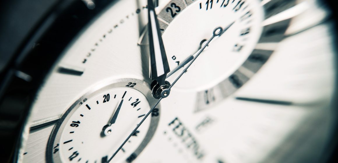clock-ged7c2bafe_1920 CÓMO COMBATIR LA ASTENIA OTOÑAL Y EL CAMBIO DE HORA CON LA AYUDA DE AROMATERAPIA Y ACEITES ESENCIALES