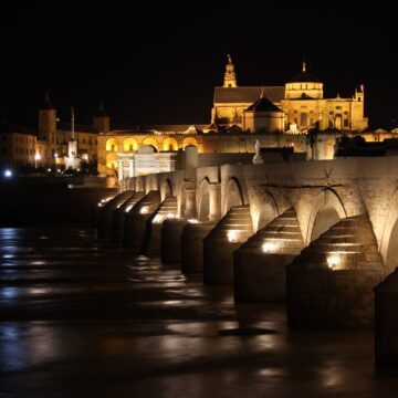 LA MEZQUITA-CATEDRAL DE CÓRDOBA: PIEDRA, FE Y CONTROVERSIA BAJO UN MISMO TECHO