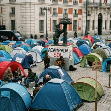 Gemini_Generated_Image_qkl8i2qkl8i2qkl8 ¿ES LEGAL ACAMPAR EN UN ESPACIO PÚBLICO COMO PROTESTA?