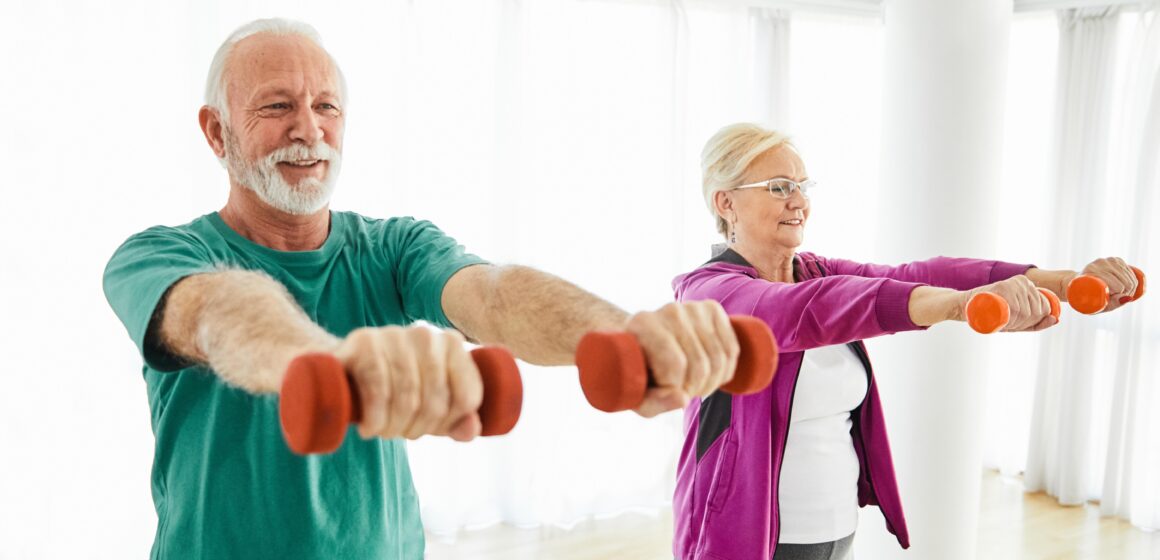 senior stretching exercise woman training lifestyle sport fitness home healthy gym exercising fit man couple team dumbbell lifting strength lifting weigth CONSEJOS PARA FRENAR LA OSTEOPOROSIS Y CONSEGUIR HUESOS MÁS FUERTES