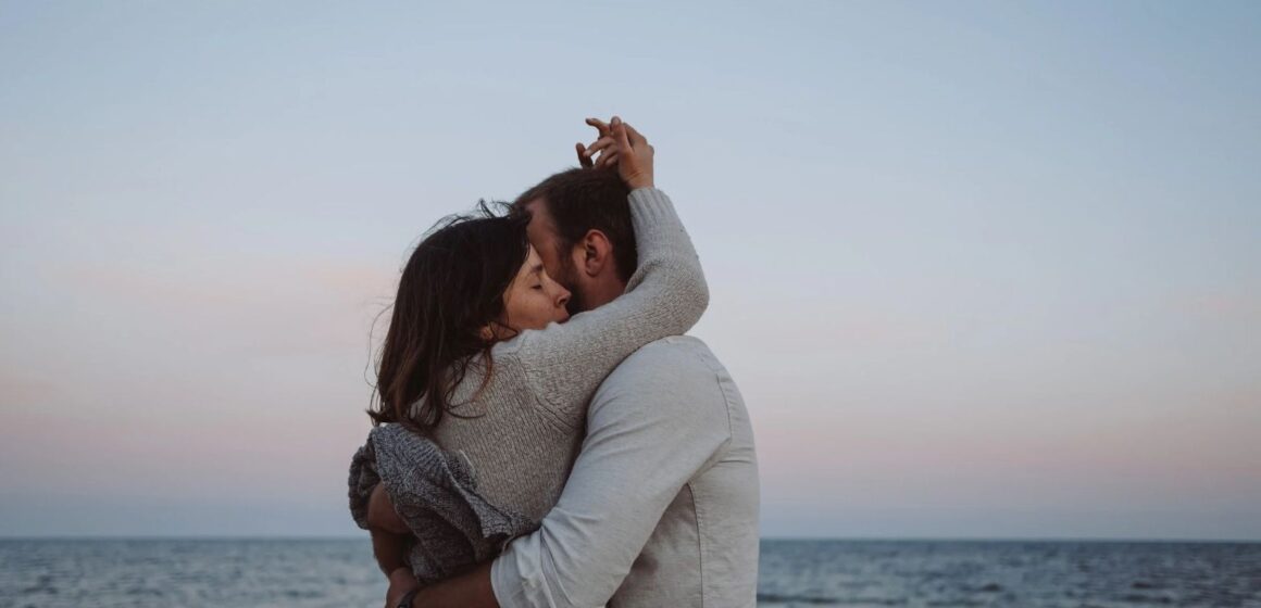 Pareja EXPLORAR LA SEXUALIDAD PASADOS LOS 40: MÁS AUTOCONOCIMIENTO, MENOS PRESIÓN Y NUEVAS FORMAS DE DESEO